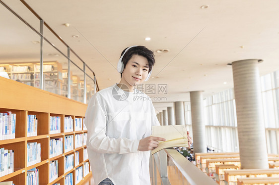 在图书馆看书的学生图片