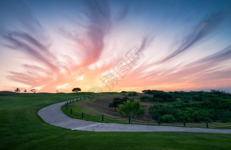 高尔夫球场一条小路高清图片