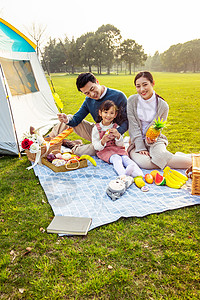 一家人欢乐地在草坪野餐图片