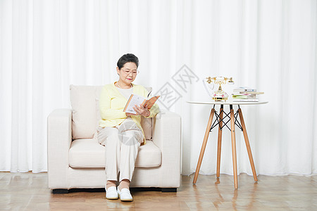 客厅黄色沙发老年人生活方式背景