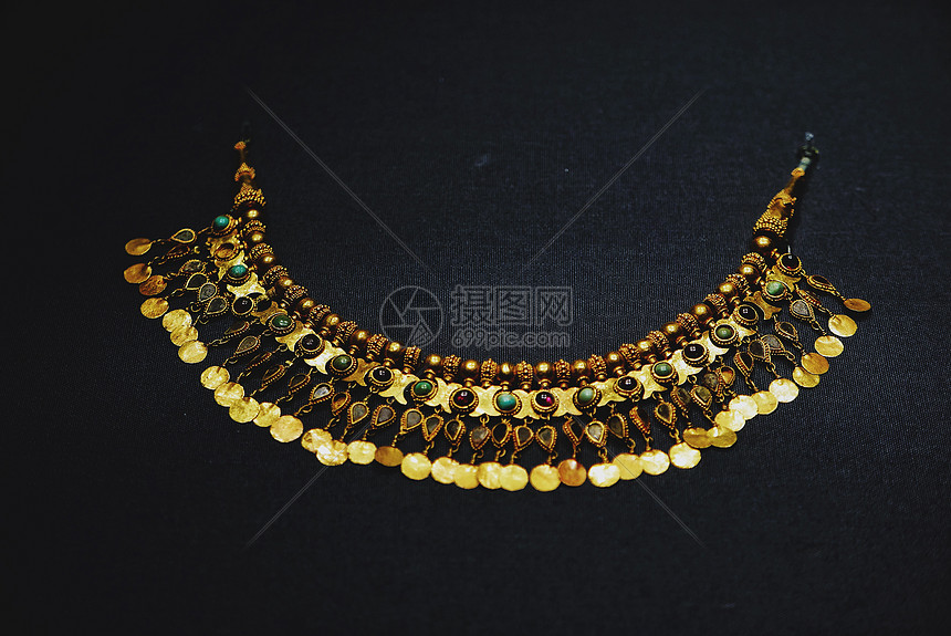阿富汗国宝文物镶宝石金项链图片