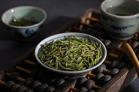 明前绿茶青叶甘露雀舌茶古风图片