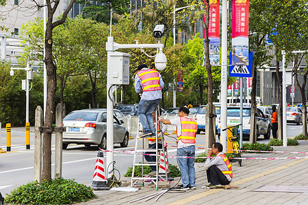 维修摄像头的工人背景工作高清图片素材