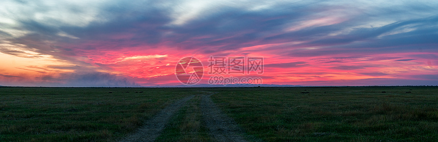 新疆平原草原日落红云晚霞图片