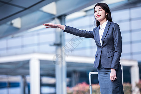 商务女性机场拦车背景图片