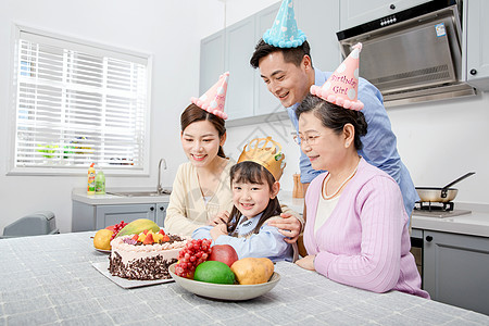 一家人欢乐的庆祝生日高清图片