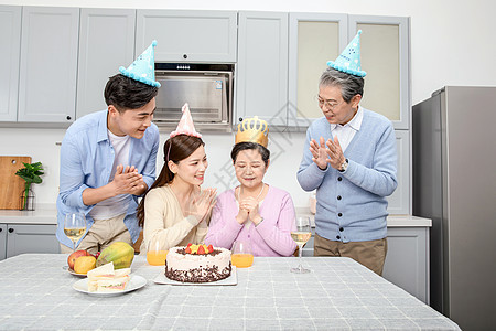 一家人欢乐的庆祝生日图片
