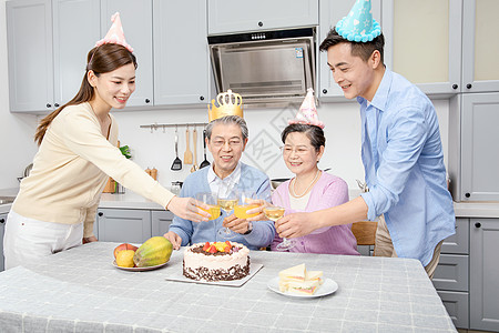 一家人欢乐的庆祝生日图片