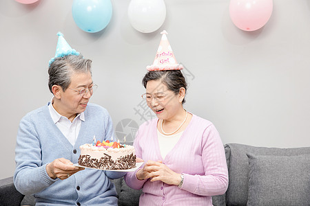 老人为老伴庆生背景图片