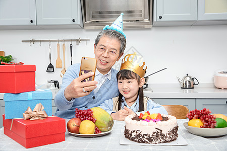 人为老伴庆生高清图片糖果蛋糕小鸡礼物蝴蝶结庆生生日箭头彩带彩旗