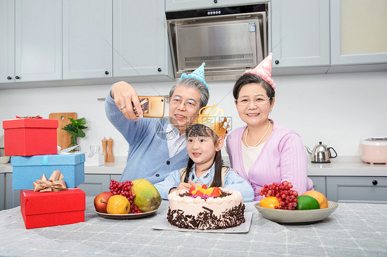 爷爷奶奶为孙女庆生图片