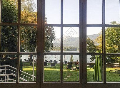 奥地利最美小镇透过度假酒店窗户的风景背景