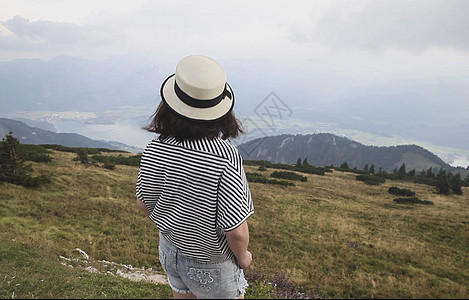 站在山顶看风景的女人背影图片