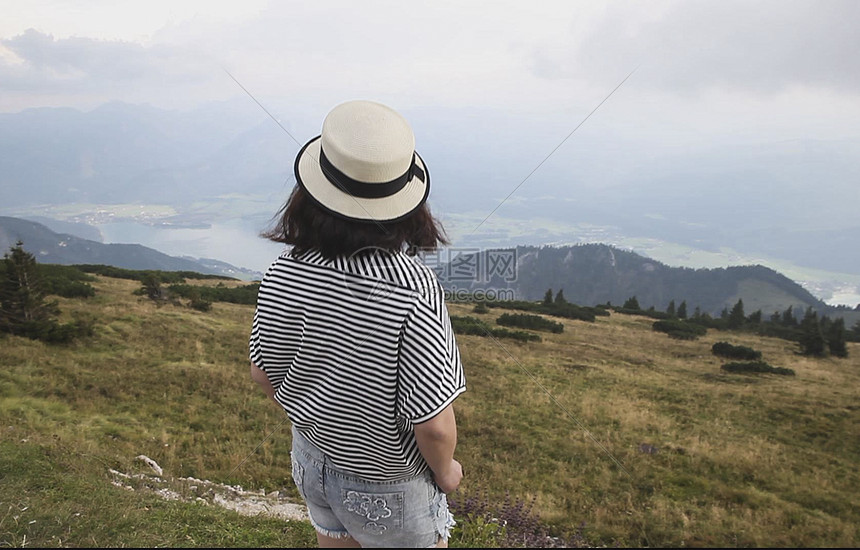 站在山顶看风景的女人背影图片