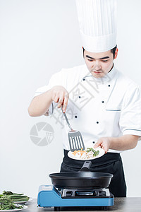 厨师放食材入锅高清图片素材