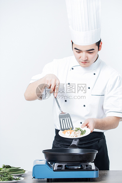 厨师放食材图片