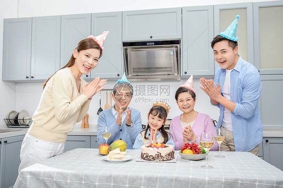 一家人欢乐地庆祝生日图片