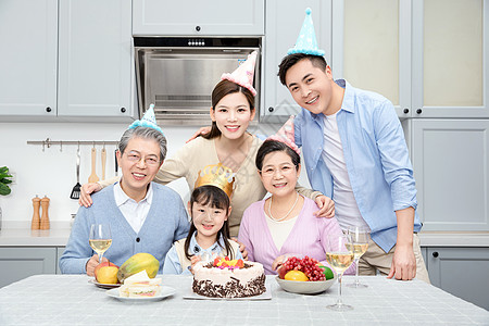 一家人欢乐地庆祝生日图片