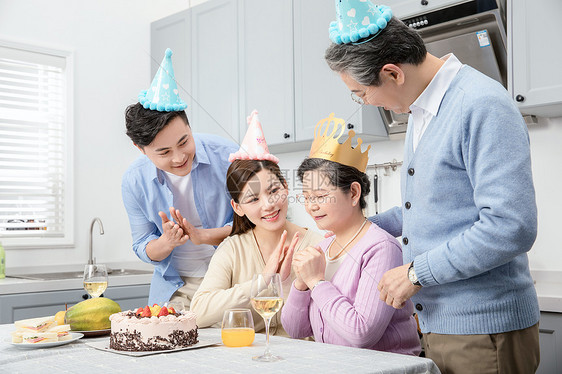 一家人欢乐地庆祝生日图片