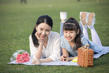 草坪玩耍女儿和妈妈草地上玩耍背景