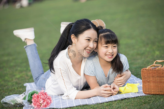 女儿和妈妈草地上玩耍图片