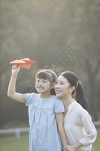 母女一起玩纸飞机背景图片
