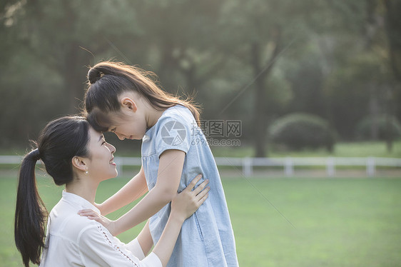 女儿和妈妈亲密玩耍图片