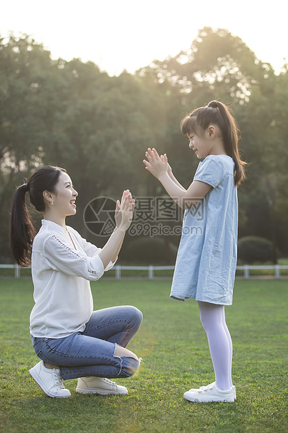 女儿和妈妈草地上玩耍图片