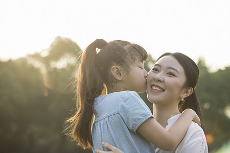 女儿亲吻妈妈背景图片