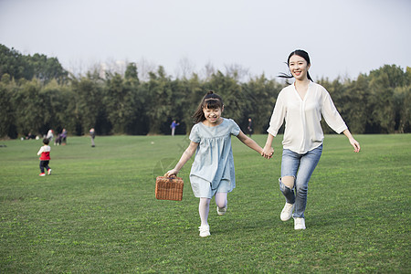 女儿和妈妈在草地上奔跑图片