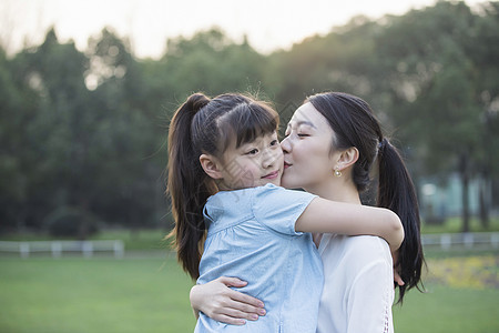 妈妈和女儿亲密玩耍背景图片