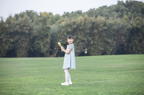 拿着风车奔跑的小女孩图片