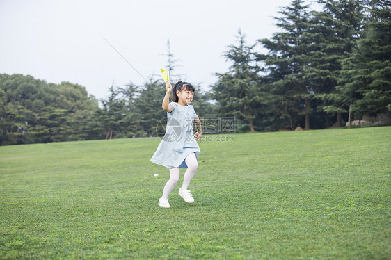 拿着风车奔跑的小女孩图片