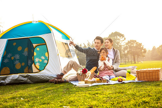 一家人欢乐地外出野餐图片