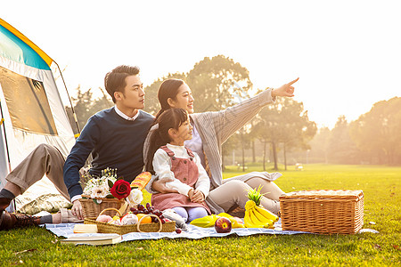 手绘一家人一家人欢乐地外出野餐背景