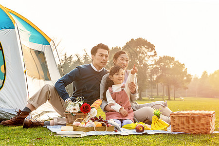 外出游玩一家人欢乐地外出野餐背景