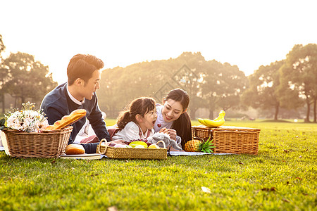 小女孩和标题框家庭欢乐野餐背景