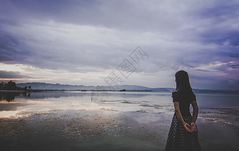 海边吹海风女孩背影图片