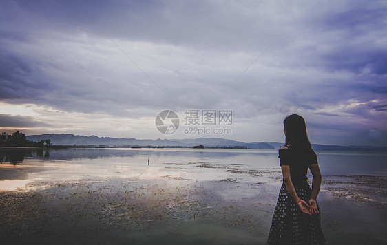 海边吹海风女孩背影图片