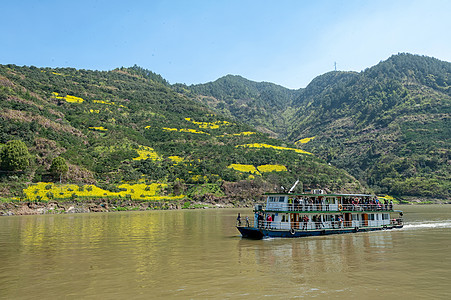 游船驶过古徽州山水田园风光图片