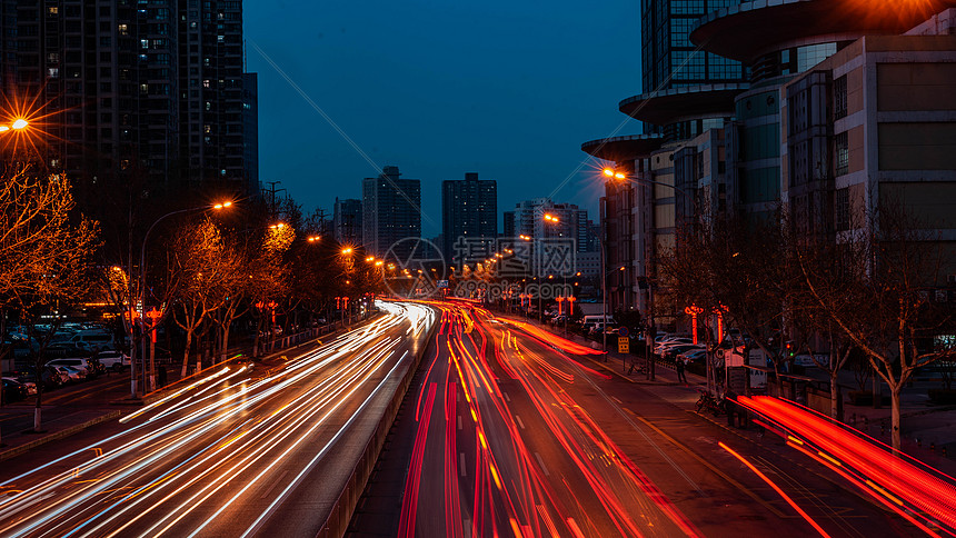 道路夜景车轨延时图片