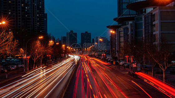 道路夜景车轨延时图片