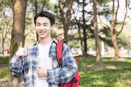 青年男性户外阅读图片