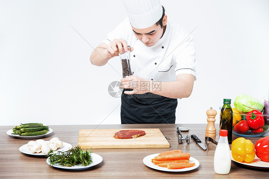 西餐厨师牛排撒黑胡椒图片