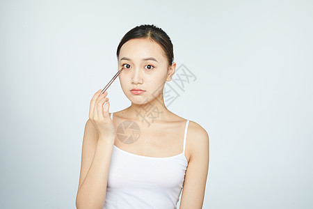 女性使用眼影刷图片