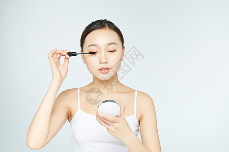 女性化妆刷睫毛图片