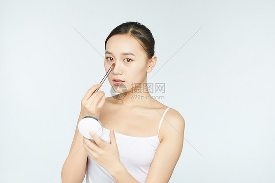 女性化妆化高光图片