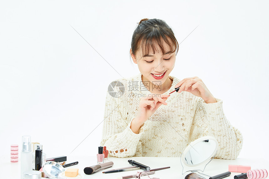 女性居家化妆涂指甲油图片