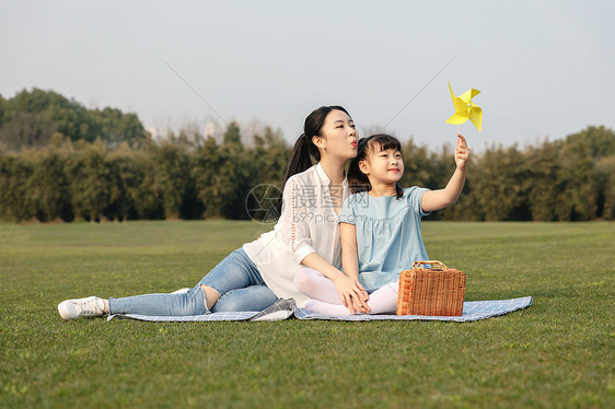 妈妈和女儿在草坪玩耍图片