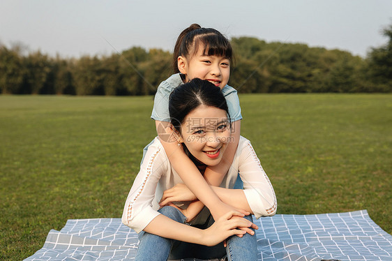 妈妈和女儿在草坪玩耍图片